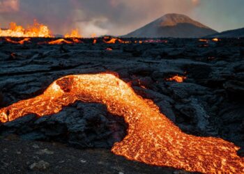 Shpërthen një vullkan në Islandë, lëshon lavë drejt një vendbanimi