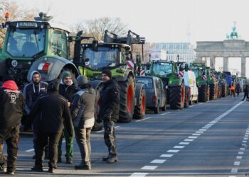 Mijëra bujq e bllokojnë Berlinin, ministri i Financave u thotë se s’ka më para