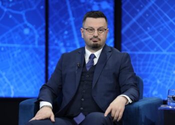 Mes kaosit dhe fishkëllimave, Plarent Ndreca betohet si deputet i PS