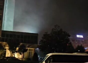 Përfshihet nga flakët hoteli në qendër të Shkodrës, zjarrfikësit në vendngjarje