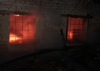 Banesa përfshihet nga flakët pas defektit të bombulës së gazit, nënë e bir në spital