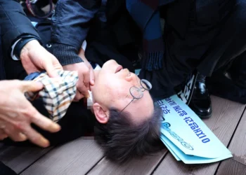 Lideri opozitar jugkorean theret me thikë, përfundon në spital