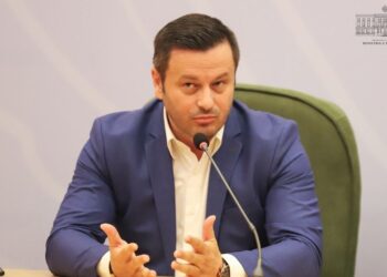 Plarent Ndreca “zë” vendin e Arben Ahmetajt, sot merr mandatin e deputetit