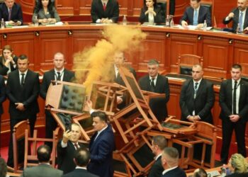 As 11 minuta/ Mbyllet mes kaosit seanca plenare