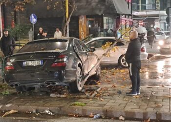 Aksident në Tiranë/ Vihet në pranga shoferi, dyshohet se ishte nën efektin e drogës