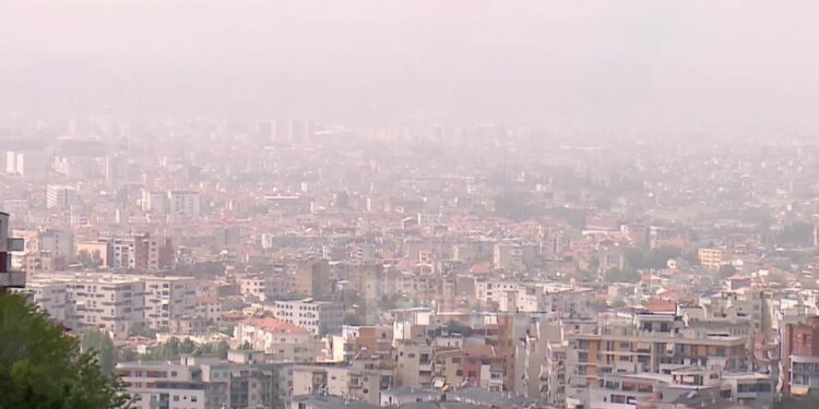 Ekonomi e ndotjes/ Shqipëria, aty ku me ajrin thithet edhe vdekja