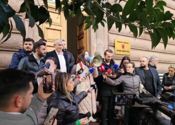 “Të shfuqizohet marrëveshja”,të rinjtë nga Lezha protestë para Gjykatës Kushtetuese