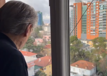 Mbështetësit mblidhen poshtë shtëpisë së tij, Berisha i përshëndet nga dritarja