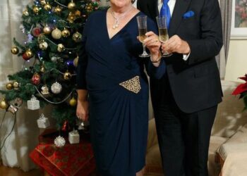 Krah bashkëshortes, Berisha uron nga shtëpia: Shqipëria u gdhi sot si Bjellorusia