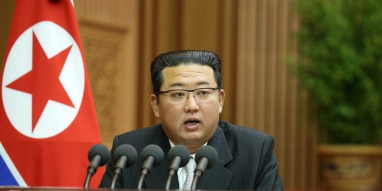 Koreja e Veriut teston një raketë të re lundruese, flet Kim Jong Un