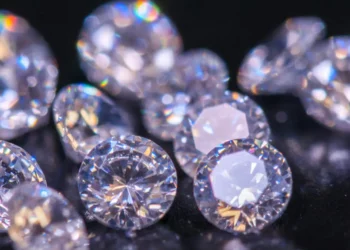 BE sanksionon dhe diamantet ruse, asnjë produkt luksi nuk do futet në Europë