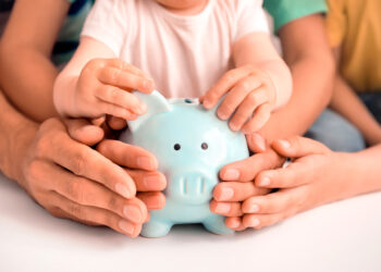 Sondazh:30% e shqiptarëve presin që këtë vit të jetë më mirë për ekonominë familjare