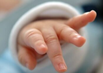 Greqi/ Nëna dhunon për vdekje foshnjën 6 muajshe