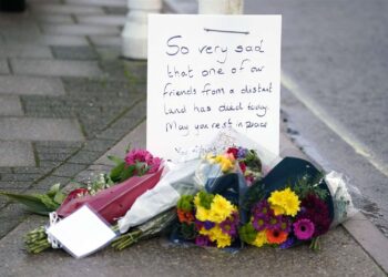 U vetëvra në qendrën e azilit, Leonard Farruku përcillet për në banesën e fundit