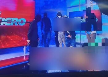 Pamje të rënda/ Persona të armatosur hyjnë brenda studios televizive në Ekuador