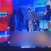 Pamje të rënda/ Persona të armatosur hyjnë brenda studios televizive në Ekuador