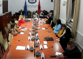 Tensione në Komisionin e Medias/ Deputetët e opozitës sjellin kaos në sallë