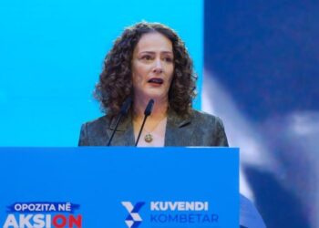 Simpatizantë mblidhen poshtë banesës së Berishës, vjen reagimi nga Argita Malltezi