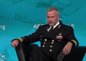 Zyrtari i NATO-s bën deklaratën e fortë: Perëndimi duhet të përgatitet për luftë