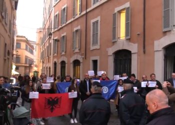 Emigrantët shqiptarë protestojnë në Romë kundër arrestimit të kreut të opozitës
