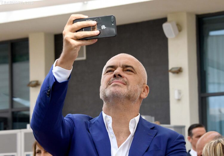 Kryeministri, Edi Rama, duke fotografuar me telefonin e tij celular, gjate takimit informal te kryeministrave te rajonit, me teme "Integrimi i Ekonomise Rajonale", ne rezidencen Qeveritare ne qytetin e Durresit. Kryeministrat nga vendet e Ballkanit Perendimor jane mbledhur ne nje takim joformal per te diskutuar thellimin e bashkepunimit ekonomik rajonal si pjese e procesit per t'u anetaresuar ne Bashkimin Evropian.	/r/n/r/nAlbania's Prime Minister Edi Rama, take pictures with his mobile phone during an informal meeting at the Albanian western port city of Durres. Prime ministers from Western Balkans countries have gathered for an informal meeting to discuss deepening regional economic cooperation as part of the process for joining the European Union.