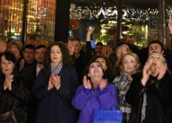 Mbështetës të Berishës mblidhen sërish poshtë banesës së tij, mes tyre Genc Pollo