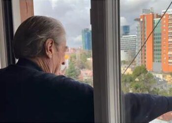 Berishën nuk e ndal as arresti i shtëpisë, mban fjalim me mikrofon para mbështetësve