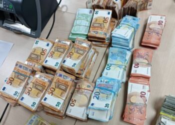 Po transportonin mijëra euro pa deklaruar, arrestohet një çift shqiptarësh