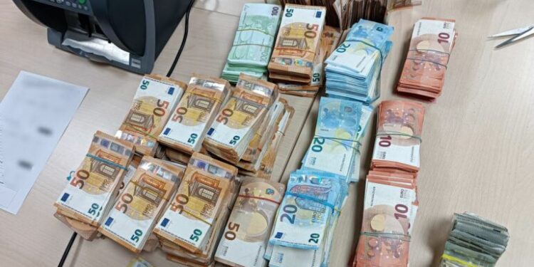 Po transportonin mijëra euro pa deklaruar, arrestohet një çift shqiptarësh