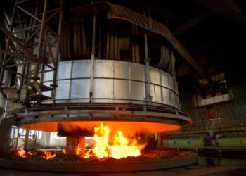 Kërkojnë largimin e drejtorit dhe kushte në punë/ Metalurgët protestojnë në Burrel