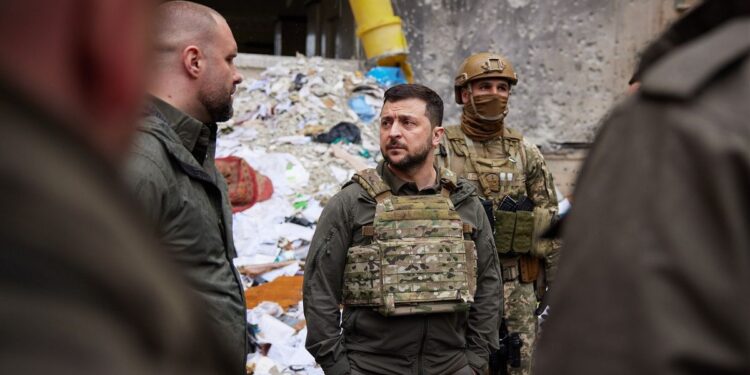 Mes spekulimeve për fatin e tij, Zelensky viziton vijën e juglindjes së Ukrainës