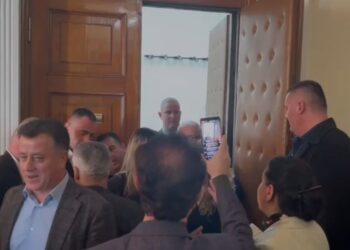 Opozita bllokon mbledhjen e “Zgjedhores”, në sallë mungojnë anëtarët e PS