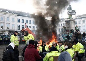 Fermerët ‘zbarkojnë’ në Bruksel, vendosin postblloqe me pleh organik