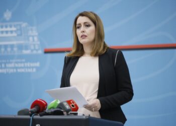 Dështimi i rëndë në PISA/ Manastirliu tallet me planin e reformave në arsim