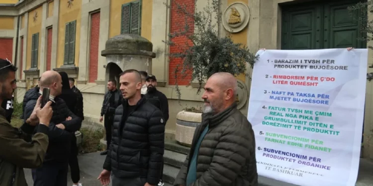“Duam subvencionim nga qeveria”/ Fermerët protestojnë para Ministrisë së Bujqësisë