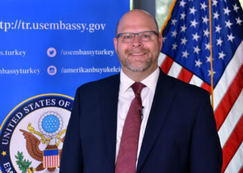 Jeff Hovenier, në Prishtinë: Vendimi i për dinarin ka ndikuar në marrëdhëniet tona