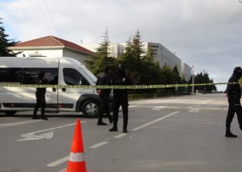 Një person i armatosur merr peng 7 punonjës të një fabrike në Stamboll