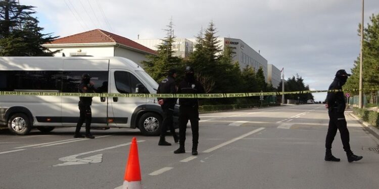 një person i armatosur merr peng 7 punonjës të një fabrike në Stamboll