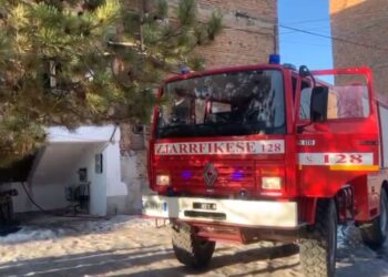 Digjet apartamenti në Korçë, asfiksohet e moshuara