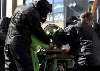 Një të burgosuri në Iran i amputohen katër gishtërinj pas akuzës për vjedhje