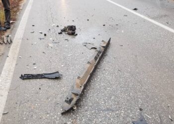 Aksident në Korçë-Bilisht, makina del nga rruga dhe përmbyset