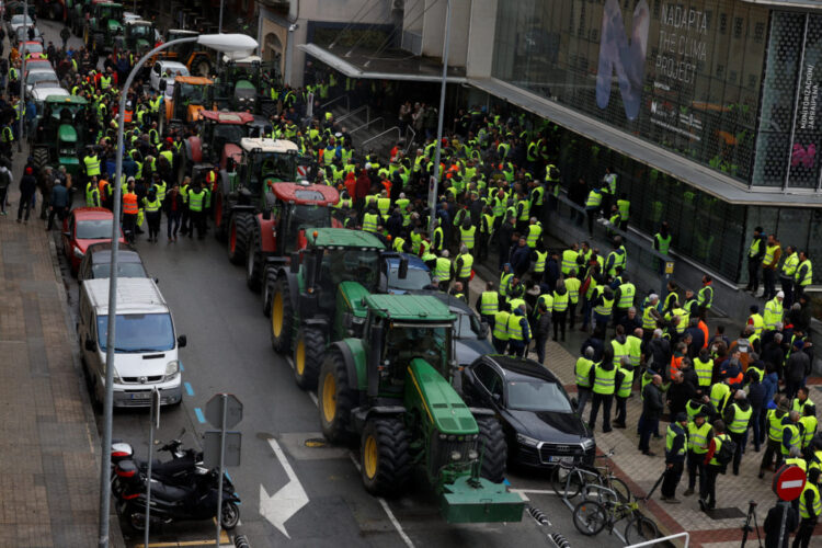 Farmers demonstrate outside a regional government building, during a protest over price pressures, taxes and green regulation, grievances shared by farmers across Europe, in Pamplona, Spain, February 9, 2024. REUTERS/Vincent West