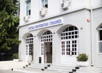 E rëndë në Tiranë, vetëhidhet nga kati i tretë pacienti në spitalin e Traumës