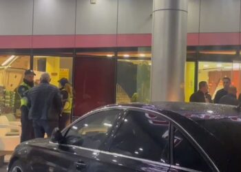 Grabitet nën kërcënimin e kallashnikovit supermarketi në Kavajë