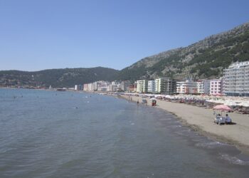 Reuters shkruan për “Shëngjinin e emigrantëve”: Vendi më i pa zhvilluar në Evropë