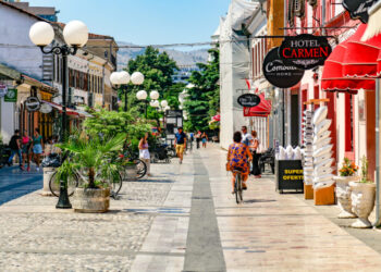 INSTAT: Veriu i vendit drejt boshatisjes, emigracion i lartë dhe tkurrje e lindjeve