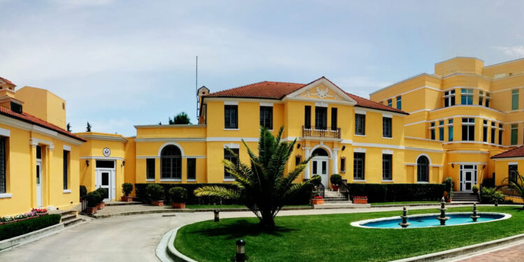 Mashtrimi me vizat amerikane/ Reagon ambasada e SHBA në Tiranë