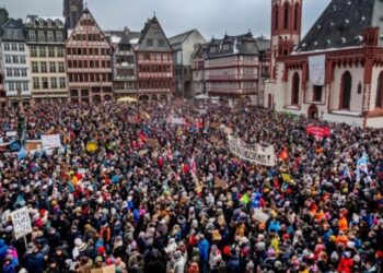 Protesta kundër ekstremizmit të djathtë, si u mblodhën mijëra vetë para Bundestagut