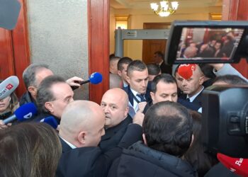 Nuk lejohen të futen në Kuvend, deputetët e opozitës përplasen me gardën