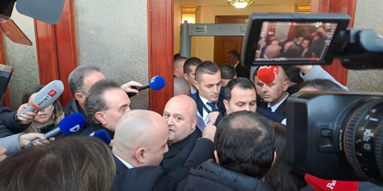 Nuk lejohen të futen në Kuvend, deputetët e opozitës përplasen me gardën